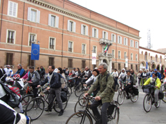 foto sciame di biciclette 2012